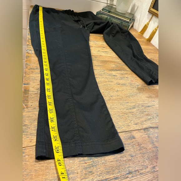 🖤 TAHARI – L – Black Drawstring Crop Pants - Picture 9 of 9